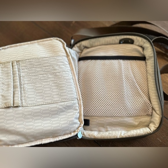 Tumi tech swing pack cross body bag - Picture 4 of 15